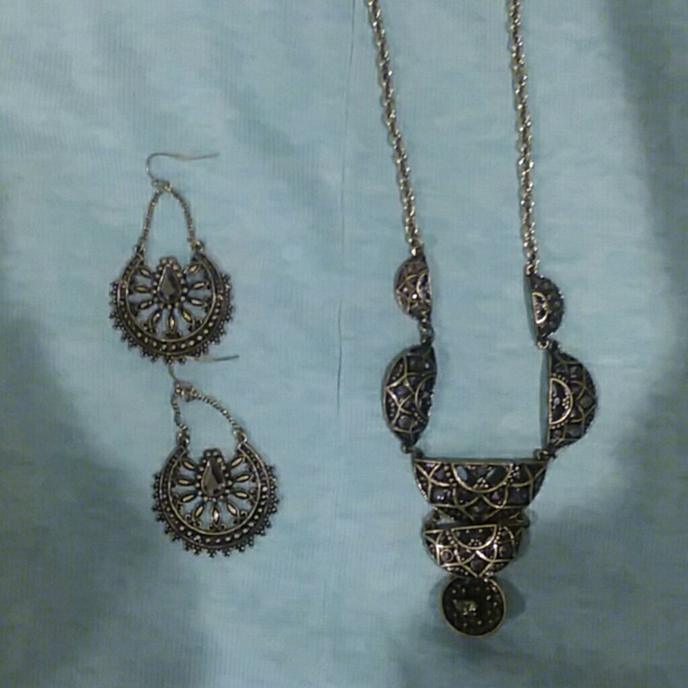 Necklace and earings